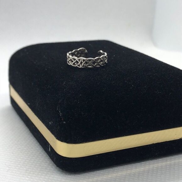 šā10kĀ WhiteāGoldāCelticāRing - Picture 2 of 4